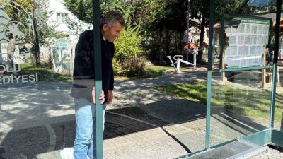 Bolu’da kimliği belirsiz kişi ya da kişiler, otobüs durağının camını
