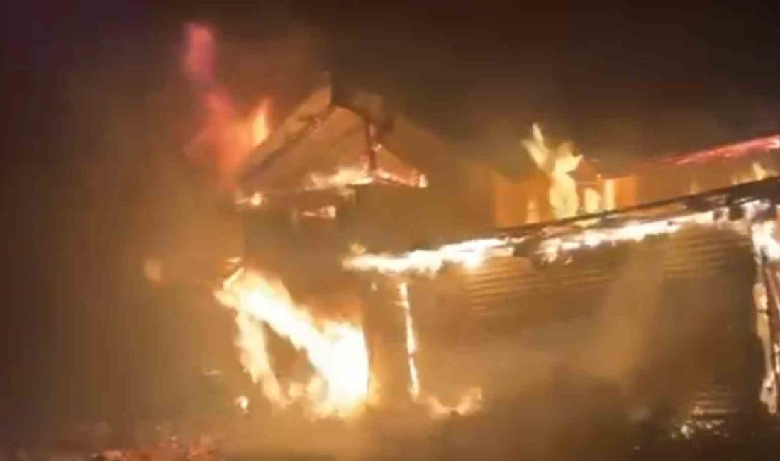 Bolu’nun Vakıfgeçitveren köyüne bağlı Güzleme Yaylası’nda çıkan yangında bir ev,