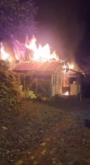 Artvin’in Borçka ilçesinde gece saatlerinde bir evde çıkan yangın, itfaiye