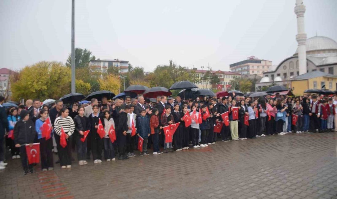 Muş’un Bulanık ilçesinde Cumhuriyet’in 103. yıl dönümü dolayısıyla düzenlenen yürüyüşte,