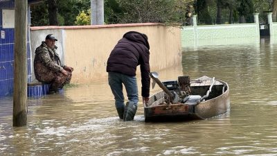 Sakarya’nın Karasu ilçesinde şiddetli yağışlar sonrasında longozun ve kanalların taşması