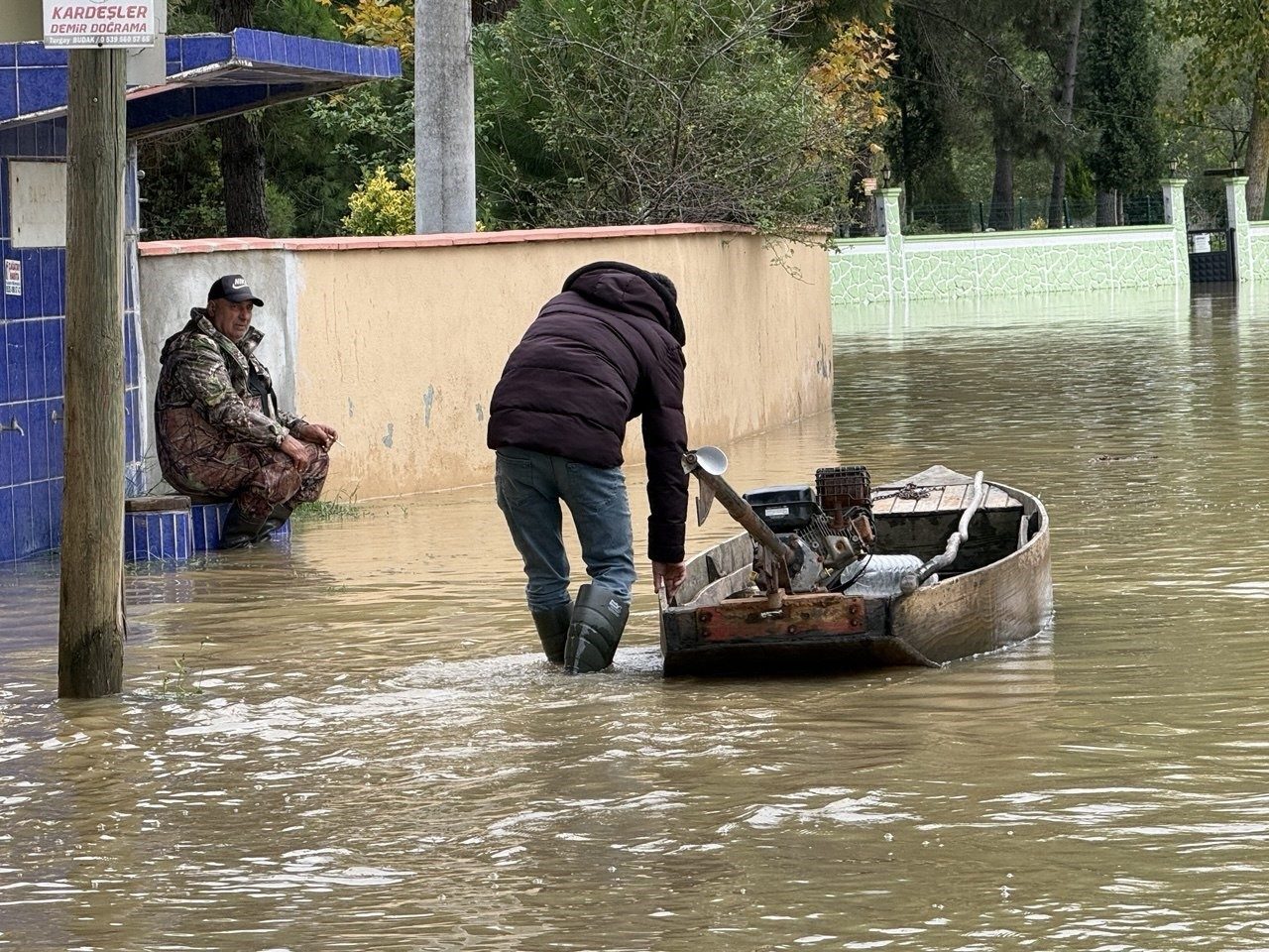 Sakarya’nın Karasu ilçesinde şiddetli yağışlar sonrasında longozun ve kanalların taşması