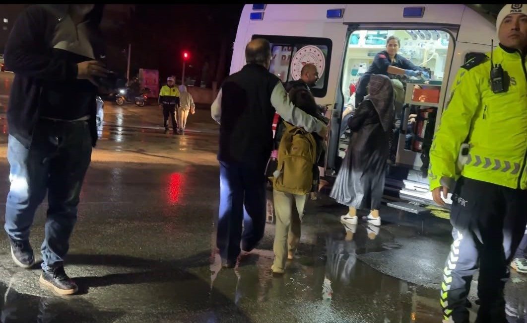 Burdur’da öğrenci servisi ile otomobilin çarpışması sonucu meydana gelen trafik