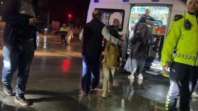 Burdur’da öğrenci servisi ile otomobilin çarpışması sonucu meydana gelen trafik