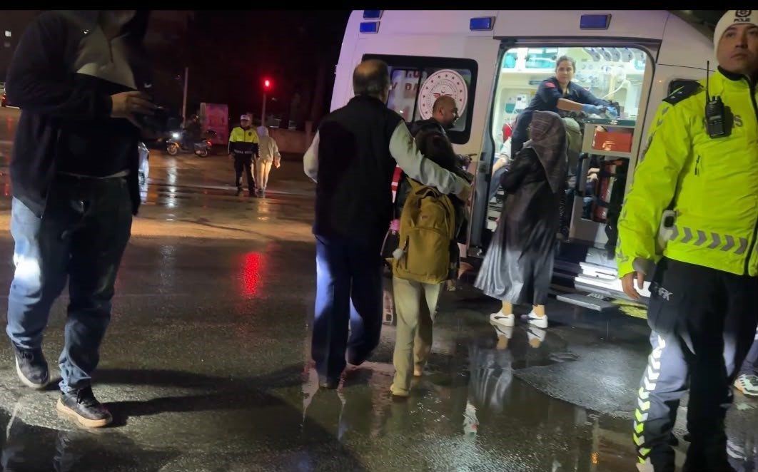 Burdur’da öğrenci servisi ile otomobilin çarpışması sonucu meydana gelen trafik