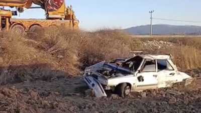 Burdur’da kontrolden çıkan otomobilin otobüs durağına çarptıktan sonra boş tarlaya