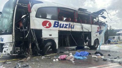 Burdur’un Ağlasun ilçesinde Buzlu firmasına ait yolcu otobüsünün devrilmesi sonucu
