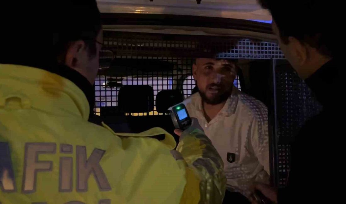 Bursa’da uygulama yapan polis ekiplerini gören alkollü sürücü, aracını geri