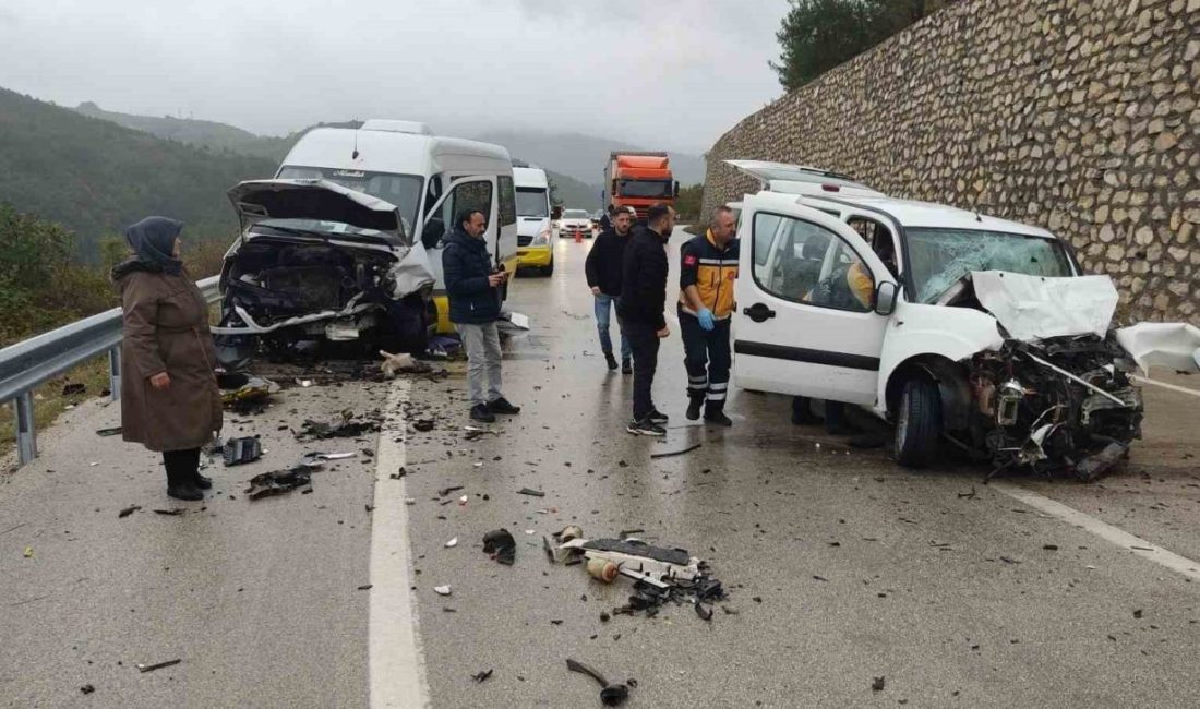 Bursa’da yolcu minibüsü ile otomobilin çarpıştığı kazada 80 yaşındaki kadın