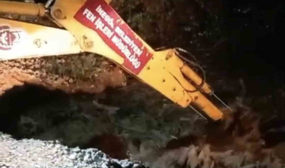 Bursa’nın İnegöl ilçesinde etkili olan yoğun yağış, dere üzerindeki köprüyü