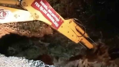 Bursa’nın İnegöl ilçesinde etkili olan yoğun yağış, dere üzerindeki köprüyü