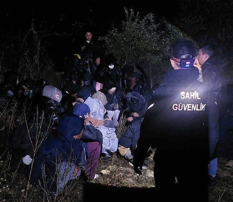 Çanakkale’nin Ezine ilçesinde sahil güvenlik ve polis ekipleri tarafından 31