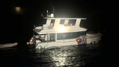 Çanakkale’nin Ayvacık ilçesi açıklarında içinde 2 kişinin bulunduğu su alarak