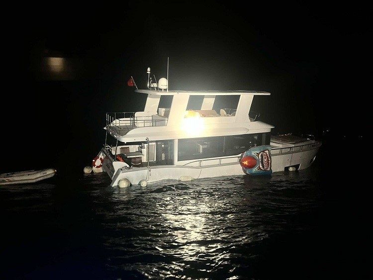 Çanakkale’nin Ayvacık ilçesi açıklarında içinde 2 kişinin bulunduğu su alarak