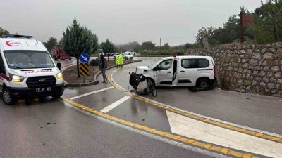 Çanakkale’nin Ayvacık ilçesinde yağışlı hava sebebiyle kontrolden çıkan hafif ticari