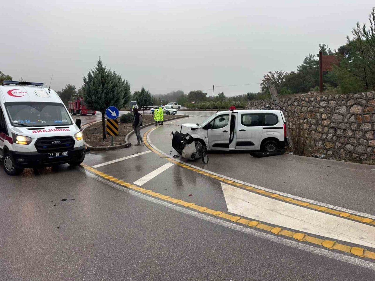 Çanakkale’nin Ayvacık ilçesinde yağışlı hava sebebiyle kontrolden çıkan hafif ticari