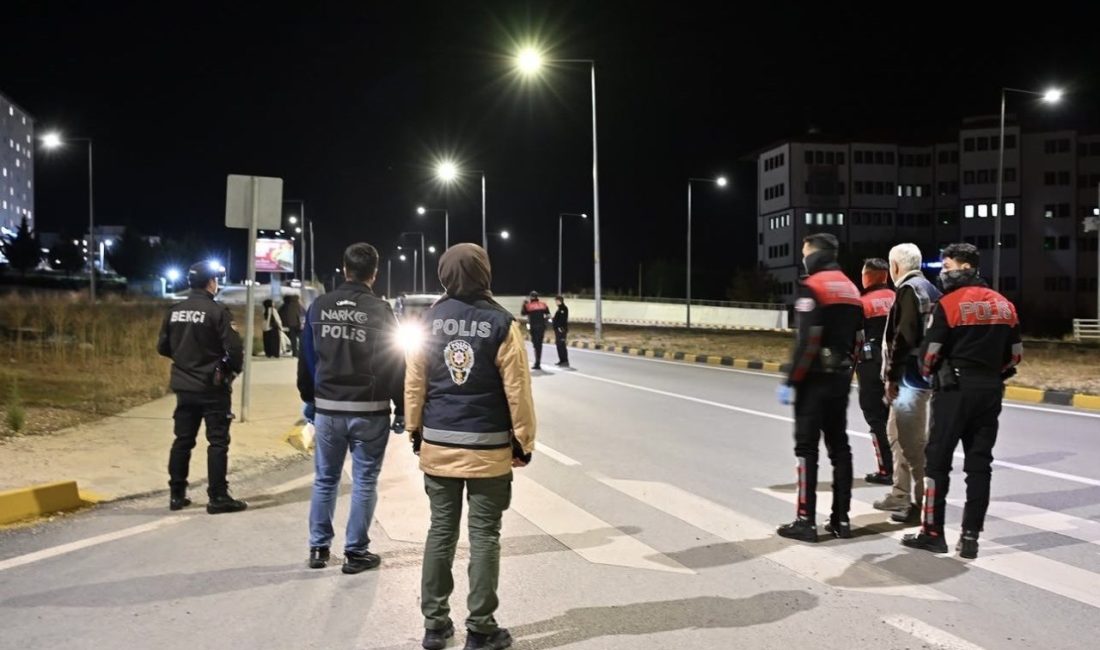 Çankırı’da polis ekipleri, öğrencilerin kaldığı yurtların çevrelerinde asayiş denetimi gerçekleştirdi.