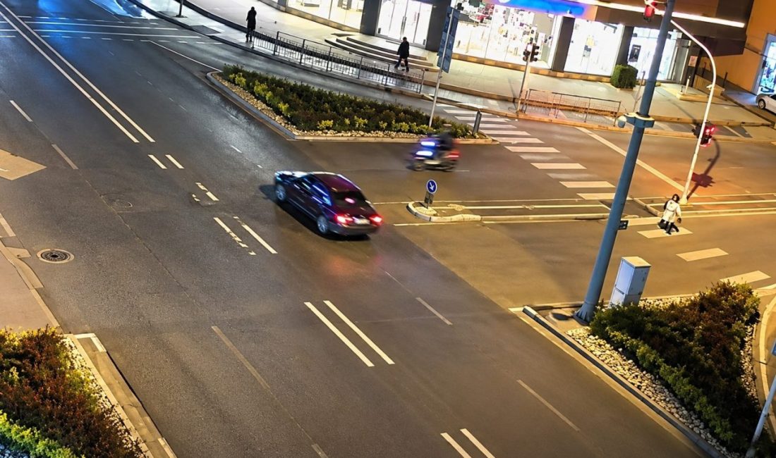 Düzce’de otomobile çarpan motosiklet sürücüsü, ön camdan otomobilin içerisine girerek
