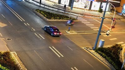 Düzce’de otomobile çarpan motosiklet sürücüsü, ön camdan otomobilin içerisine girerek