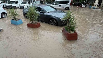 İzmir’in Çeşme ilçesinde öğle saatlerinde etkili olan şiddetli yağış nedeniyle