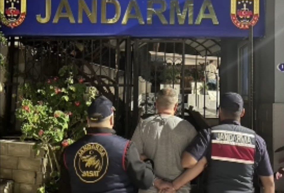 İzmir’in Menderes ilçesinde jandarma ekiplerinin düzenlediği operasyonda, ’kasten öldürme’ suçundan