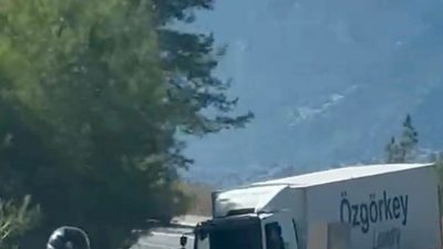 Antalya’nın Kumluca ilçesinde meydana gelen kazada cip ile kamyon kafa