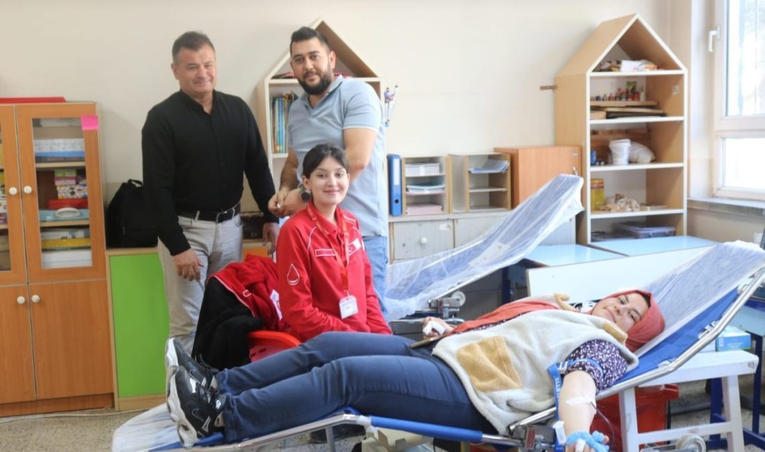 Denizli’nin Çivril ilçesinde İsmail Özcan İlkokulu öğrencilerinin öncülük ettiği kan