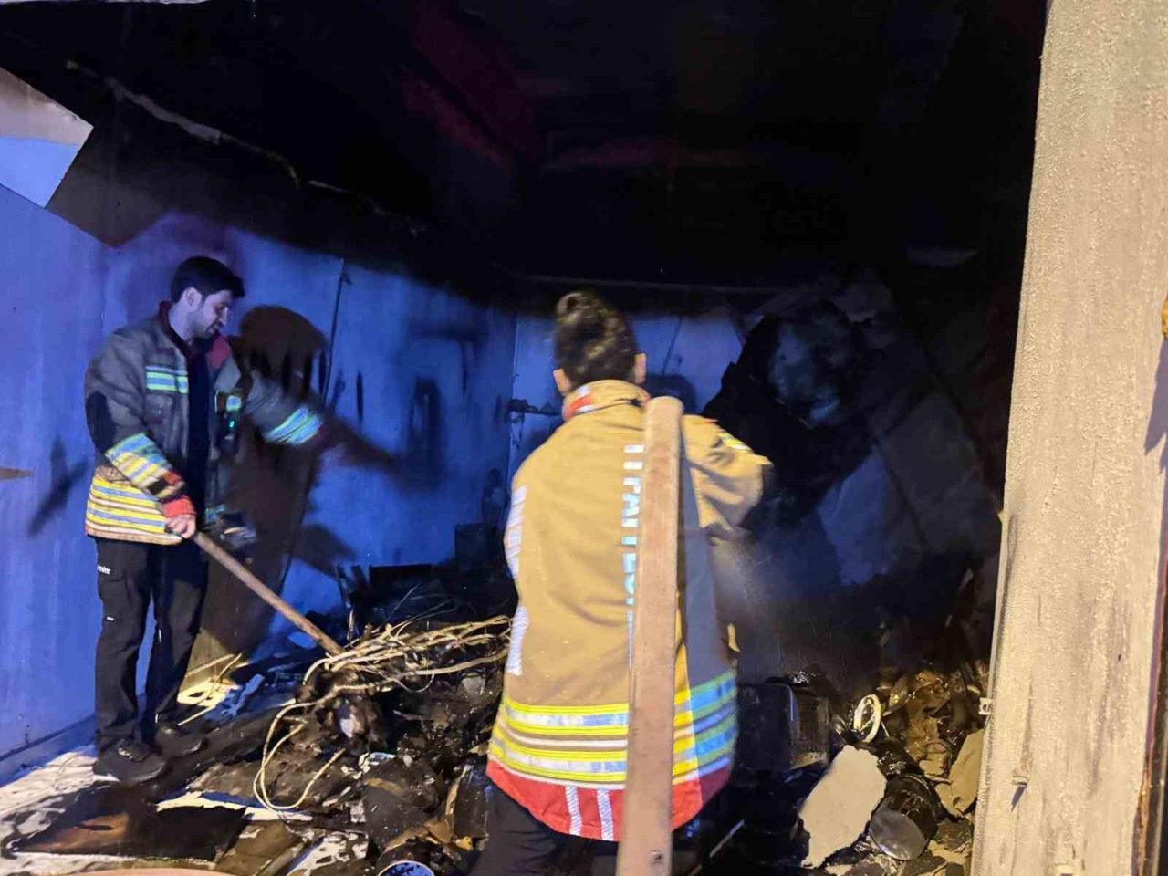 Şırnak’ın Cizre ilçesinde bir kaporta dükkanında çıkan yangında 4 araç