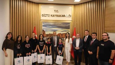 TEKNOFEST 2026’da dereceye giren Cizreli öğrenciler ve danışman öğretmenleri, Cizre