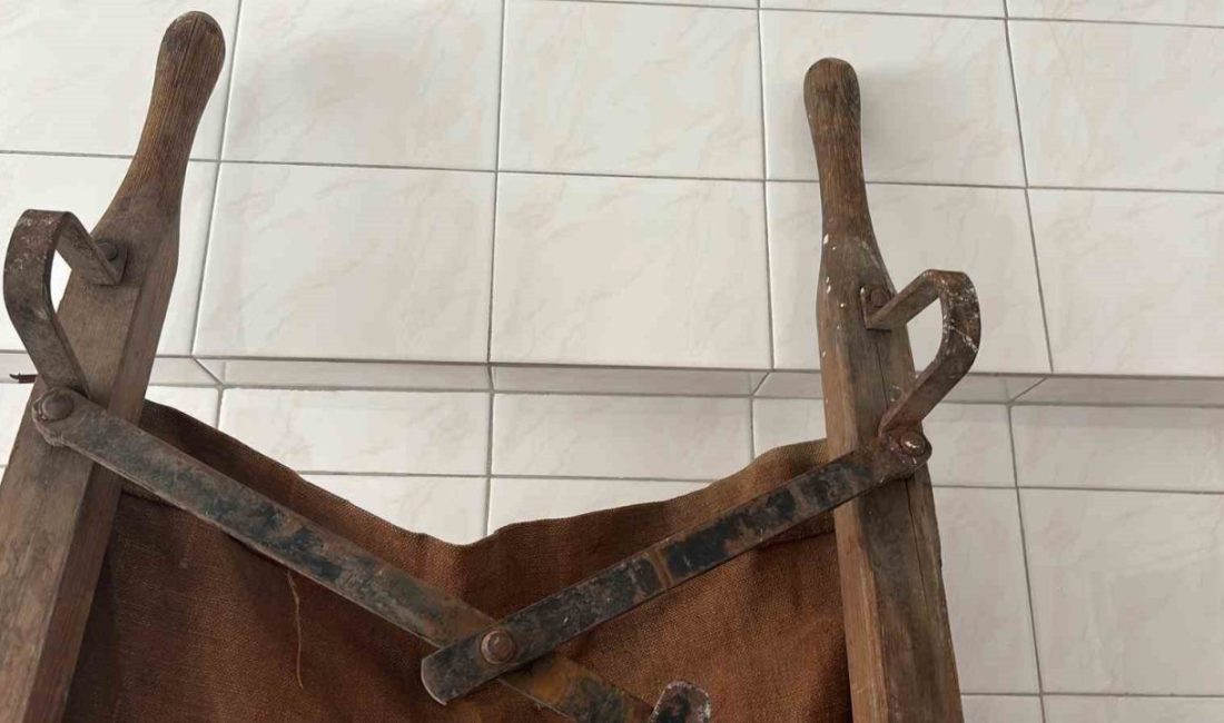 Antalya’da zabıta memuru İbrahim Uysal, evinden çöp dökmeye indiğinde konteynerde