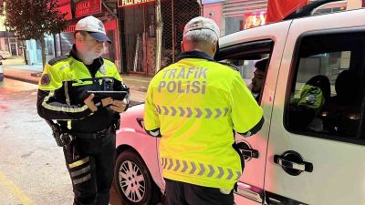 Çorum’un Alaca ilçesinde polis ekipleri tarafından gerçekleştirilen trafik denetimlerinde, kural