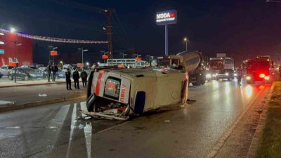 Çorum’da otomobil ile ambulansın kavşakta çarpışması neticesinde meydana gelen kazada