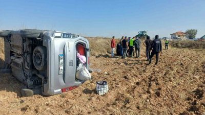 Çorum’un Alaca ilçesinde bariyerlere çarpıp tarlada takla atan hafif ticari