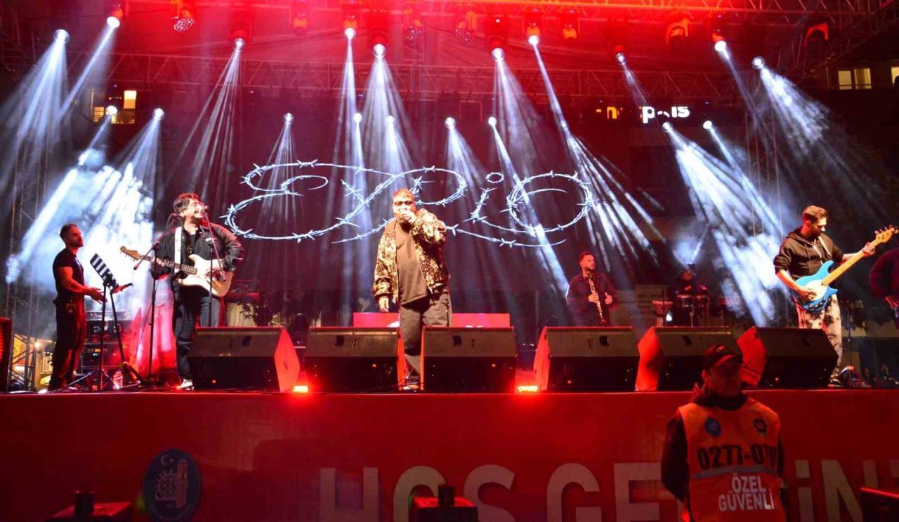 Çorum’da 29 Ekim Cumhuriyet Bayramı kutlamaları kapsamında düzenlenen konserde Eypio,