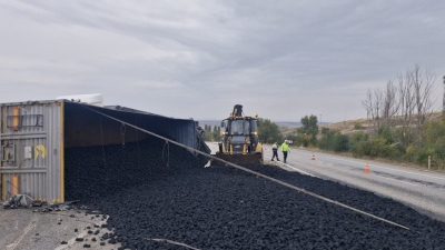 Çorum’un Alaca ilçesinde devrilen tırın dorsesindeki kömürlerin döküldüğü yol ulaşıma