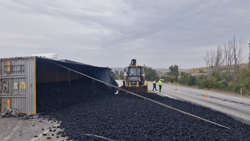 Çorum’un Alaca ilçesinde devrilen tırın dorsesindeki kömürlerin döküldüğü yol ulaşıma