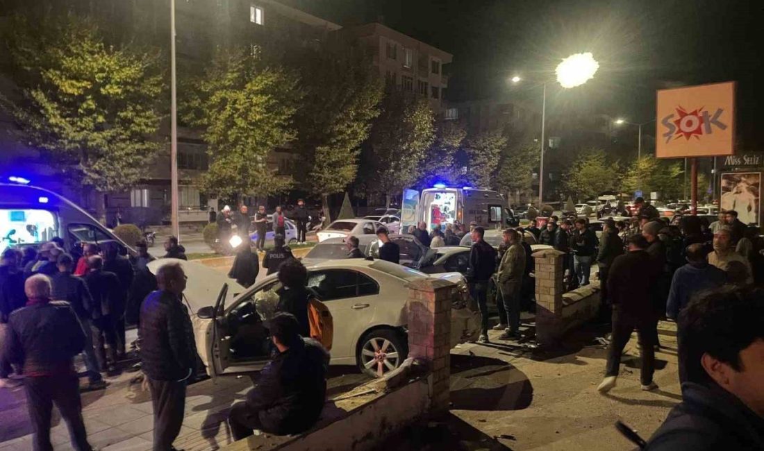 Çorum’da iki otomobilin çarpışması sonucu meydana gelen kazada 4 kişi