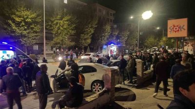 Çorum’da iki otomobilin çarpışması sonucu meydana gelen kazada 4 kişi