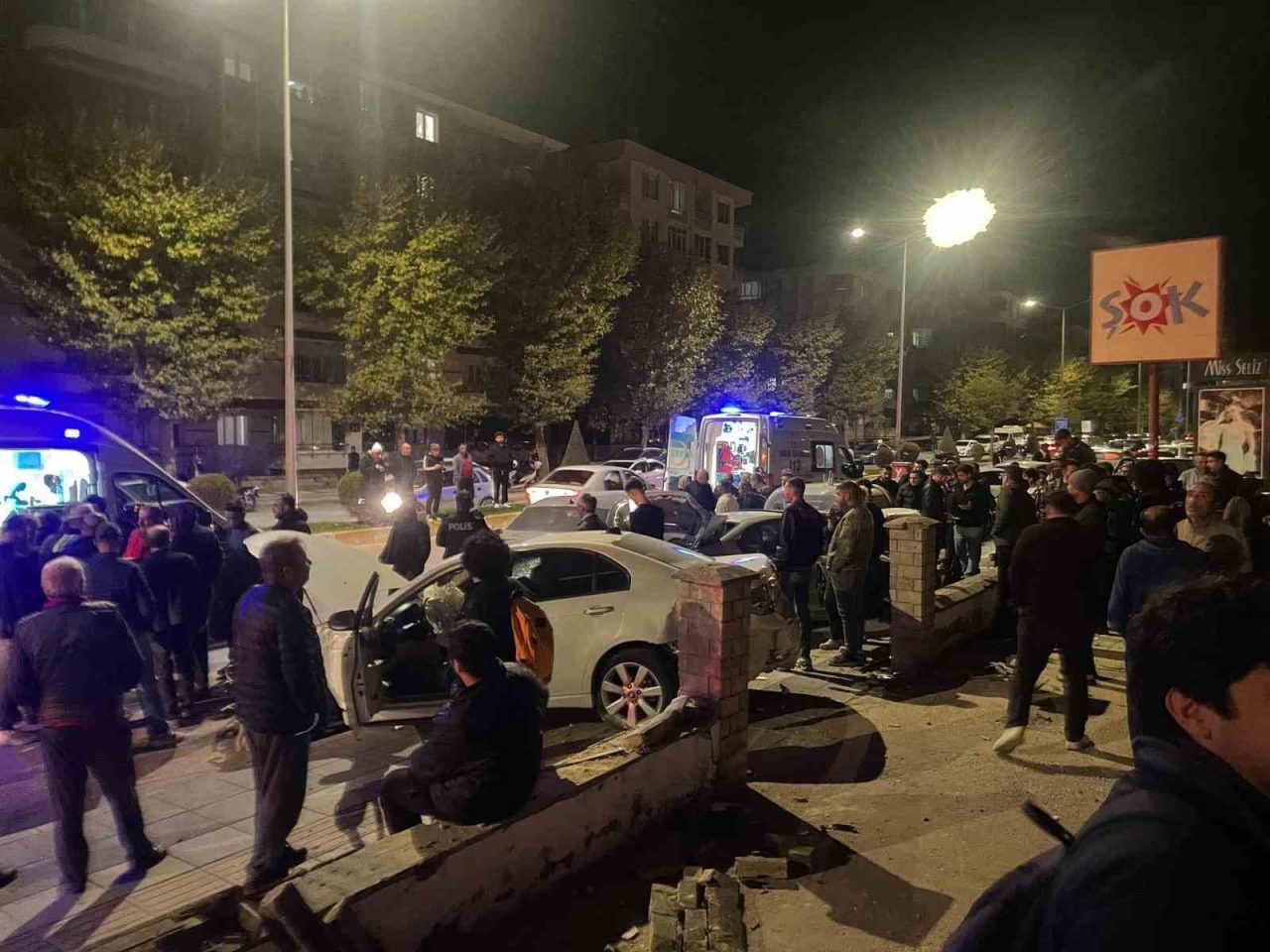 Çorum’da iki otomobilin çarpışması sonucu meydana gelen kazada 4 kişi