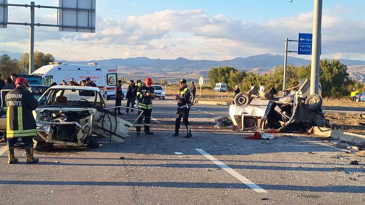 Çorum’da iki otomobilin kavşakta çarpışması neticesinde meydana gelen kazada 7