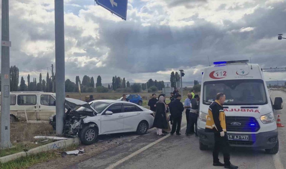 Çorum’un Alaca ilçesinde minibüs ile otomobilin çarpışması neticesinde meydana gelen