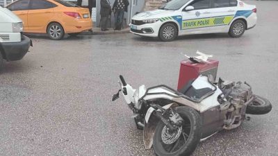 Çorum’un Alaca ilçesinde minibüs ile çarpışan motosikletin sürücüsü yaralandı. Kaza,