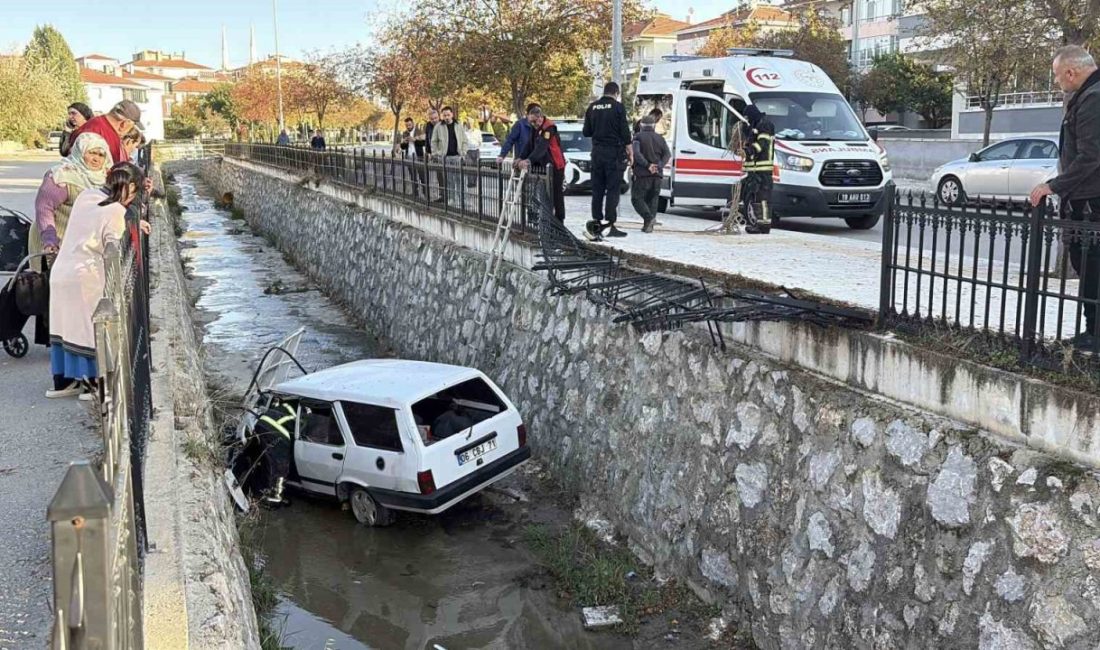 Çorum’da park halindeki araca çarptıktan sonra demir korkulukları aşarak dereye