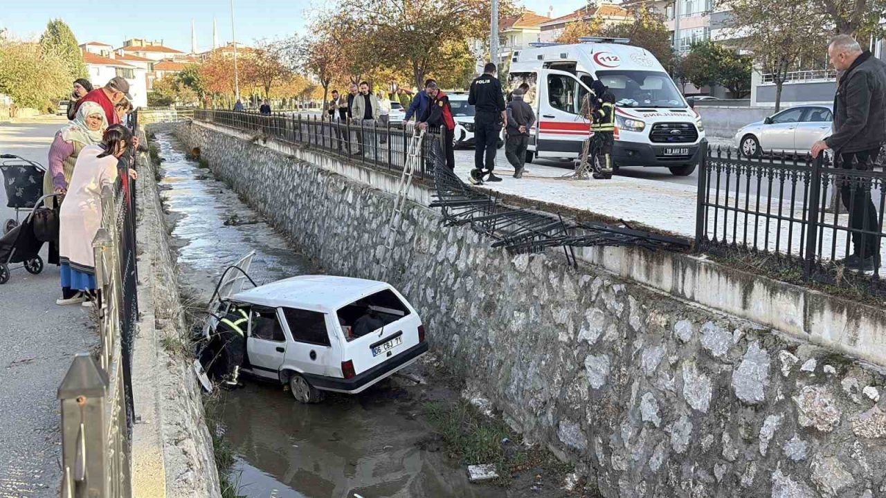Çorum’da park halindeki araca çarptıktan sonra demir korkulukları aşarak dereye