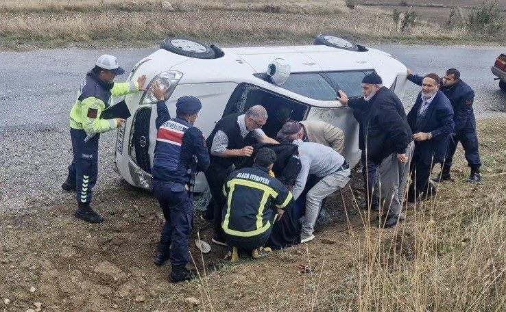 Çorum’un Alaca ilçesinde yoldan çıkan otomobilin devrilmesi neticesinde meydana gelen