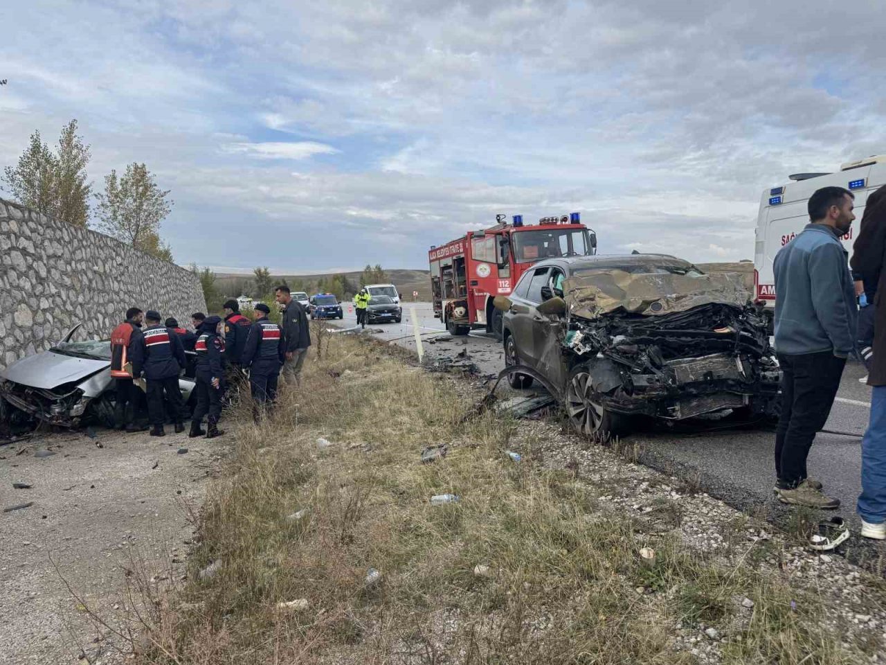 Çorum’un Alaca ilçesinde cip ile otomobilin çarpışması neticesinde meydana gelen