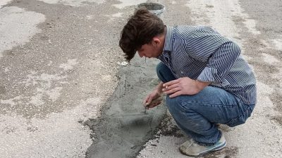 Adıyaman’da vatandaşlar uzun zamandır yapılmayan çukurlu yolları kendi imkanlarıyla beton