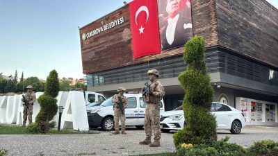 Adana’da jandarma ekipleri Çukurova Belediyesi’ne yönelik operasyon düzenliyor. Jandarma ekipleri,