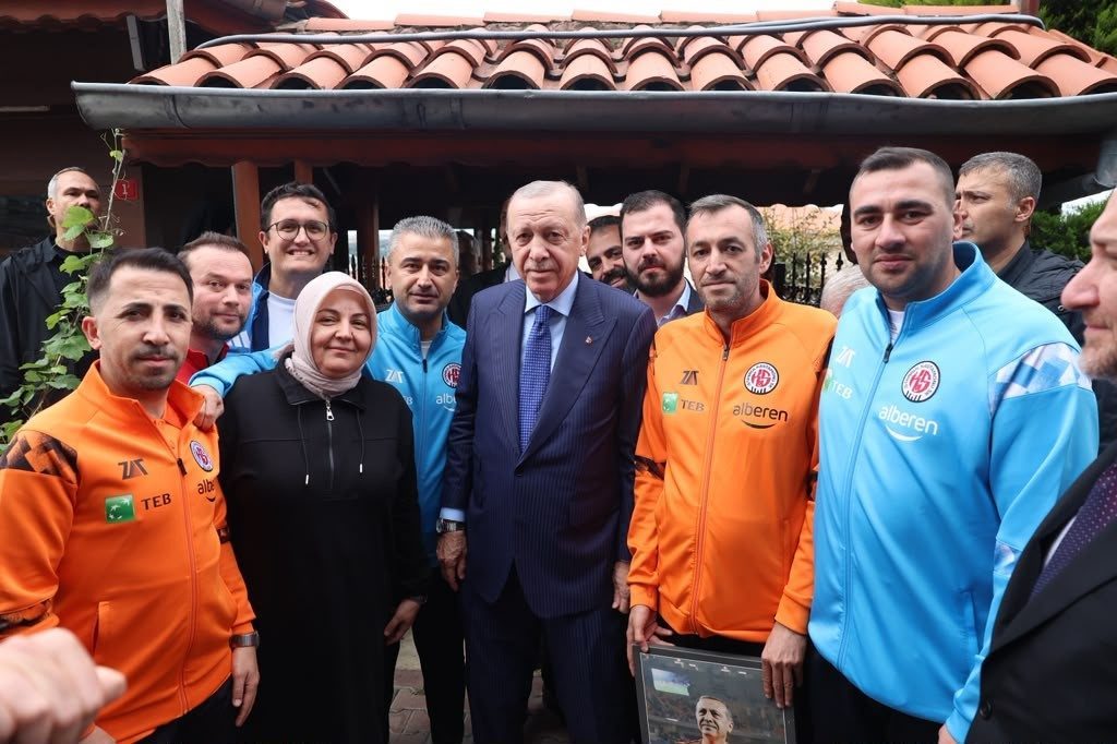 Cumhurbaşkanı Recep Tayyip Erdoğan, İstanbul’un Fatih ilçesinde gerçekleştirdiği temaslar kapsamında
