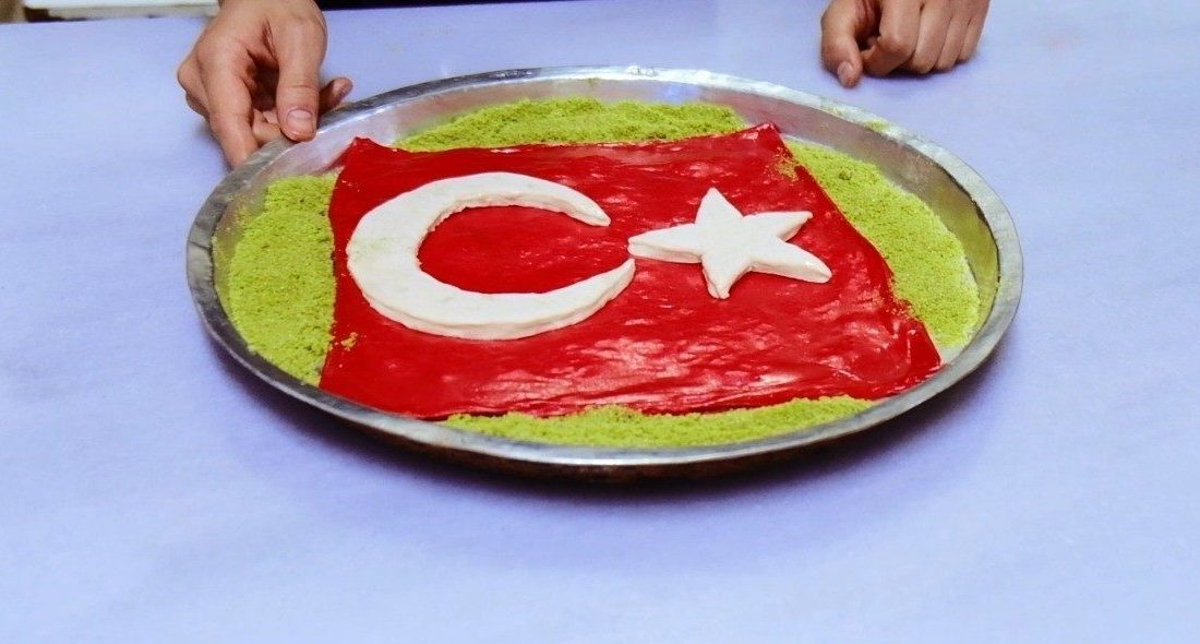 Kilis’te çocukluğundan bu yana tatlı sektöründe çalışan genç katmer ustasının